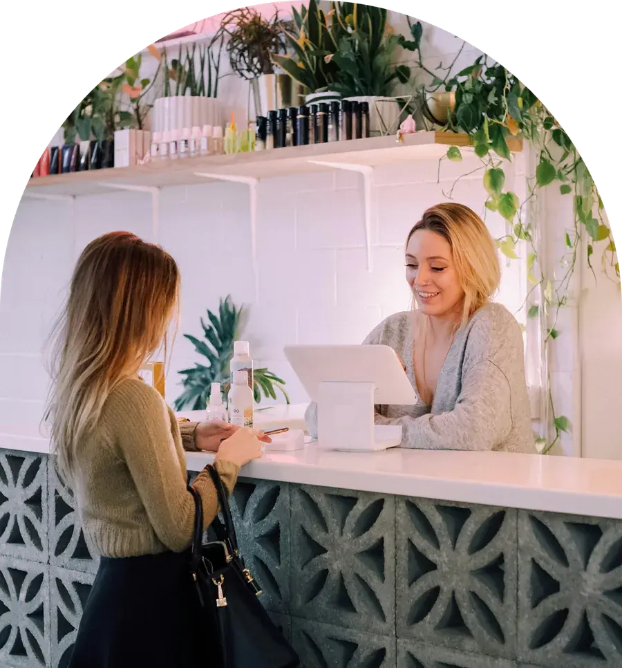 Cliente laissant un pourboire au comptoir d’un salon de beauté